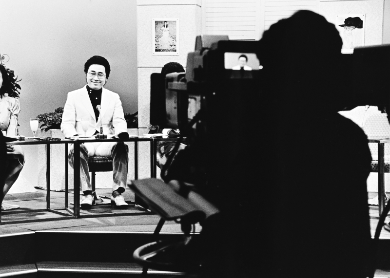 テレビに出演する克弥。その独特な風貌も相まって、一躍人気者になった。（本人提供）