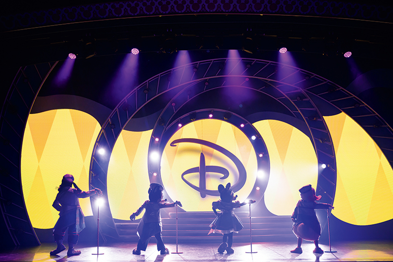 『It's a Small World』を歌い上げるミッキーたち