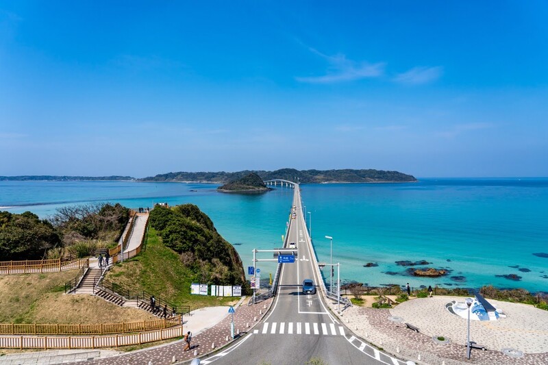 角島大橋～コバルトブルーの海、一直線に延びる橋のコントラストが美しい