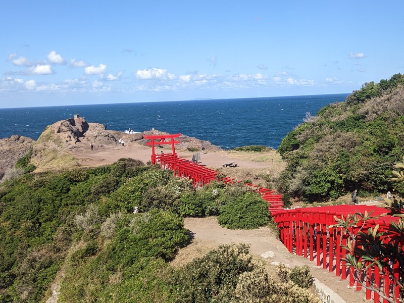 元乃隅神社～日本海×赤い鳥居のコントラストが鮮やか（※鳥居修繕工事による一部参拝制限あり）