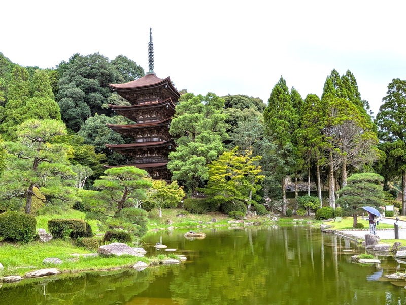 ※ニューヨーク・タイムズ紙で絶賛された国宝・瑠璃光寺五重塔。檜皮葺屋根の葺き替えが2025年12月に完了。山口DC期間中は五重塔ご本尊の特別拝観も実施される