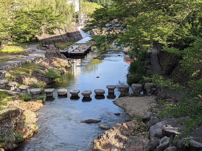 長門湯本温泉は川沿いを自然の移ろいを感じながら散策するのも楽しい