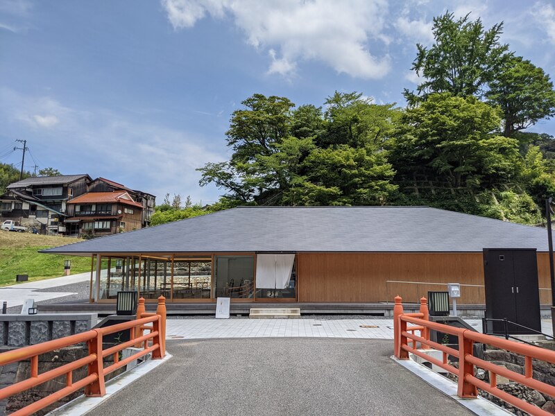 外湯「恩湯」は、岩盤から源泉が湧き出す長門湯本温泉のシンボル。PHが高く肌が潤いすべすべに
