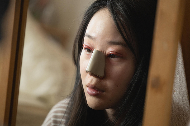 患者を演じた天野はな（Netflix Japanの公式Xより）