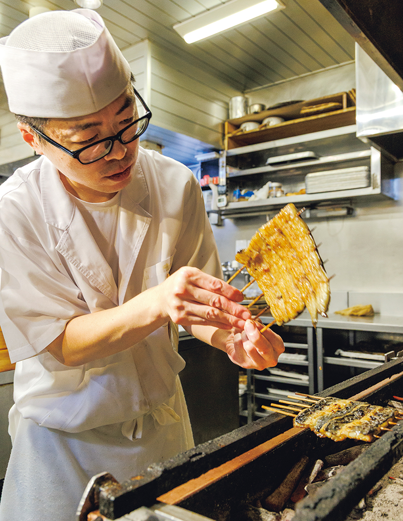 店長 原口 崇さん。仕上げの焼きはたれを4回つける。皮目は一切焼かず、こまめに表面の焼き色を確認しながら緻密に焼き上げていく。