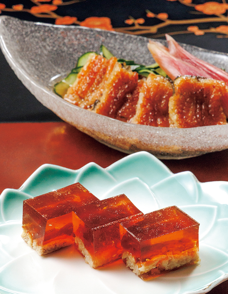 上から『鰻ざく』 1500円、『鰻の煮こごり』 700円。涼を呼び込む副菜は、さっぱりみずみずしく、目にも舌にも清らか。