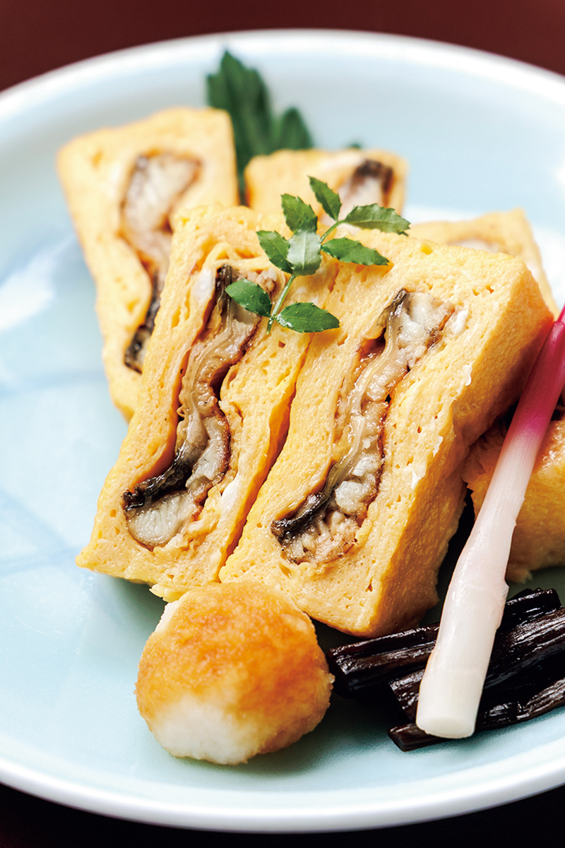 うな重が甘さ控えめな分、うまきは卵焼きの甘みがより際立つ。木の芽と一緒に口に運ぶとさわやか。『うまき』 2200円。