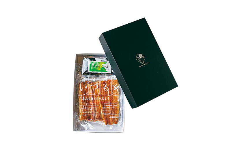 『うなぎ蒲焼真空パック（松）』5400円（1パック）。店頭や電話注文、自社の通販サイトで販売。
