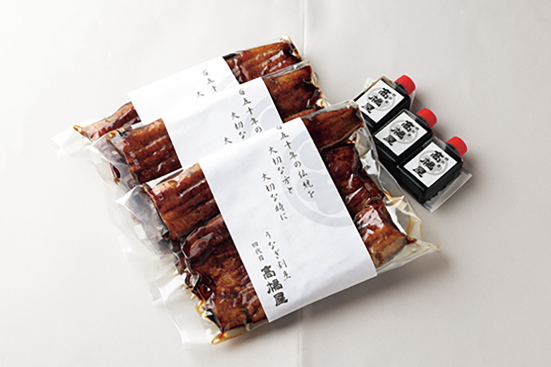 『炭火焼 うなぎ蒲焼き』4100円（1パック）。電話注文、自社の通販サイトで販売。