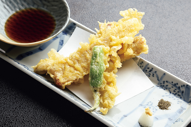 名物の『うなぎの天麩羅』3000円。初代が店の前を流れる大落古利根川で獲れたうなぎの稚魚を天ぷらにしたのが始まり。これは必ず注文したい。