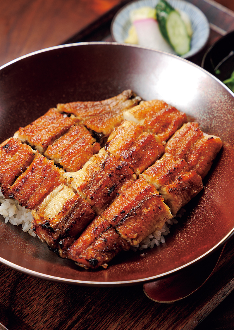 『【特選】鰻丼』 6900円（漬物、肝吸い付き）。パリッと感を残すため重箱ではなく、あえて丼で提供。「本場の地焼きが東京で味わえる貴重な店。噛むほどにうなぎ本来の脂の甘みが溢れ、力強い旨みに驚きます」。