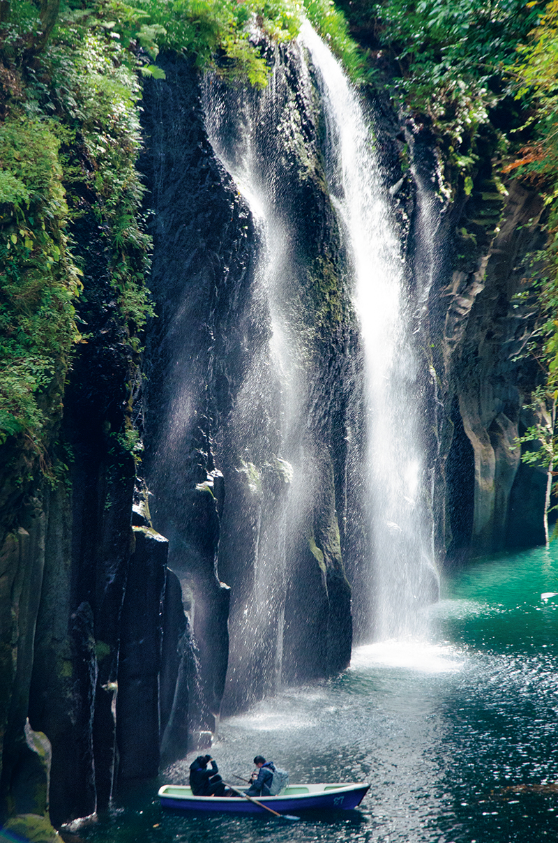 落ちる水の間をくぐり、涼を感じる舟旅を満喫。　（C）坂崎絢子　真名井（まない）の滝／宮崎県