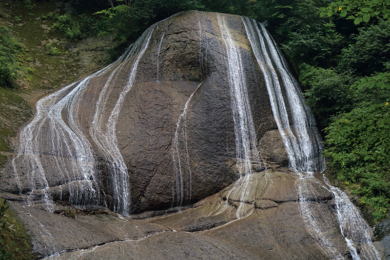 偶然が生んだ天然の傑作　（C）佐竹 敦　みろくの滝／青森県