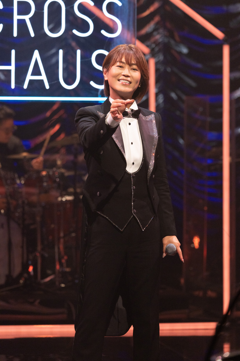氷川は自らのヒット曲等を披露。（写真は思い入れの深い『ほど酔い酒』の歌唱シーン）
