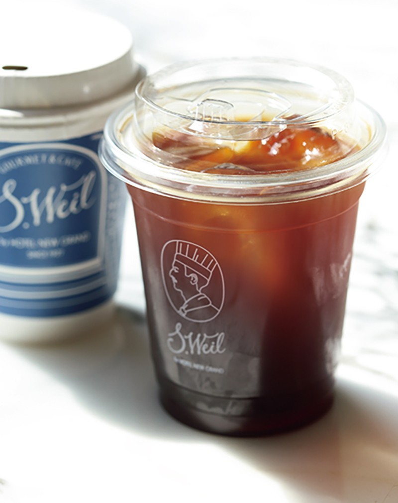 エチオピア産の豆をベースにオリジナルでブレンドする『ザ・コーヒー』（各650円）は豆（200g／1620円）の販売も。同じコーヒーがモカルーロにも使用されている（撮影／菅井淳子）