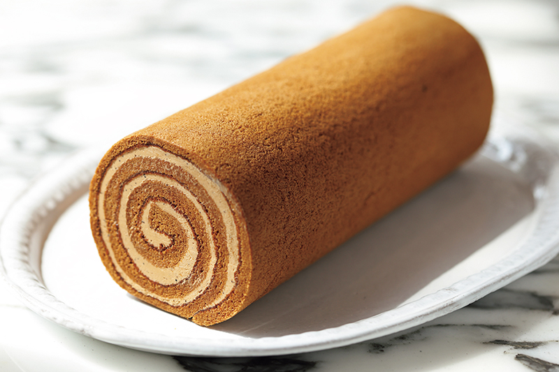 渦巻き模様が美しく、洗練された味わいの『モカルーロ』（3456円）。「切り端を詰めた『ミミルーロ』（1234円）は不定期で販売。あったらラッキー！」（田辺さん）（撮影／菅井淳子）