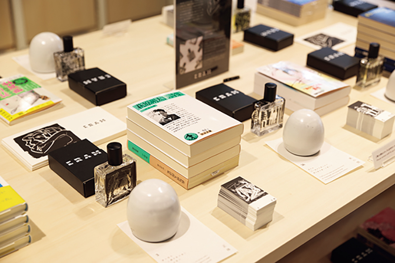 1Fは暮らしに寄り添うショップが充実。香りからイメージした香水×本のコラボも！（撮影／菅井淳子）