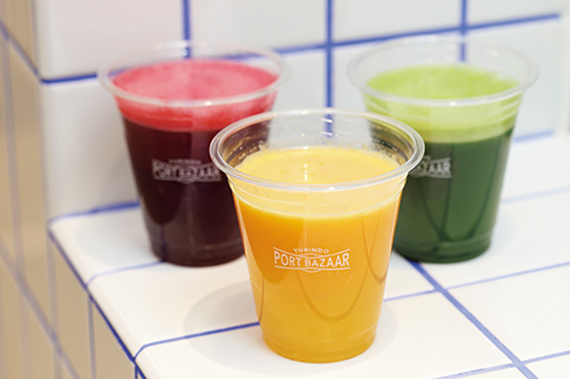 初出店のジューススタンドでは、『フルーツイエロー』（Mサイズ・972円）など、砂糖不使用のコールドプレスジュースを（撮影／菅井淳子）