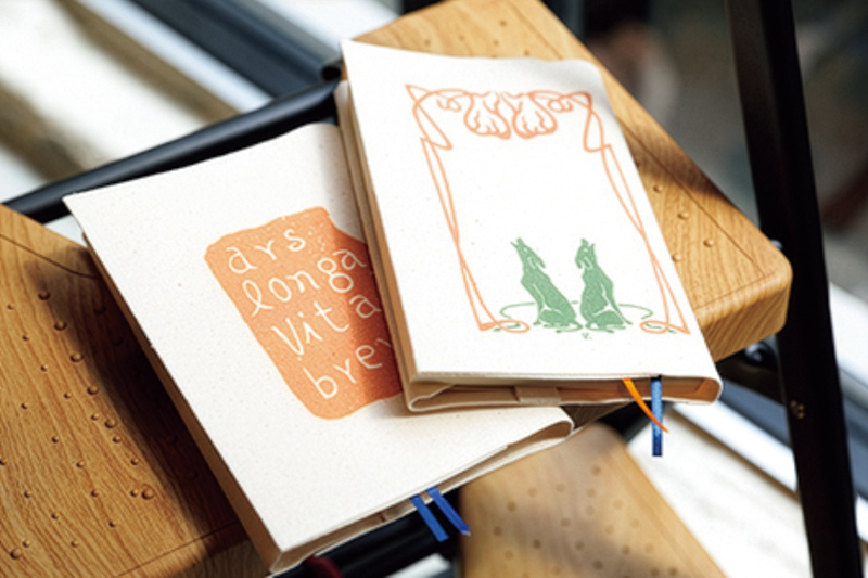 90坪に5万冊の本を厳選。神奈川近代文学館とコラボしたオリジナルグッズも（撮影／菅井淳子）