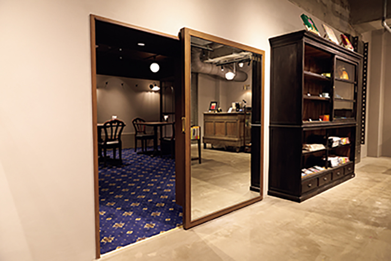 B1Fは飲食店＆ギャラリー。予約制の『有隣食堂』は大人の隠れ家。隠し扉の向こうには大正ロマンあふれる空間が……（撮影／菅井淳子）