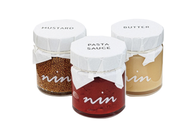 作り手の物語が見える商品を中心に、雑貨や食品など、「生活に寄り添うちょっといいもの」をセレクト。ロスフルーツを使った『nin』のジャムやソース（撮影／菅井淳子）