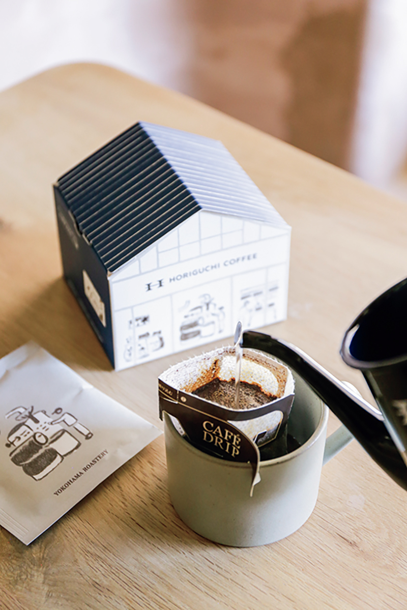 横浜限定の『ドリップバッグ YOKOHAMA ROASTERY』（6袋入り／1620円）。「機械と人の手で徹底的に選別された豆はクリアな味わい」（田辺さん）（撮影／菅井淳子）