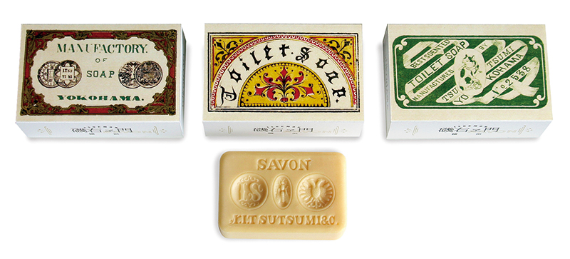 日本で初めて石けん作りに成功した堤磯右衛門の石けん型を参考に美しいレリーフを忠実に再現。ラベルも当時のデザイン。『磯右ヱ門SAVON』（3個セット／2145円）（撮影／菅井淳子）