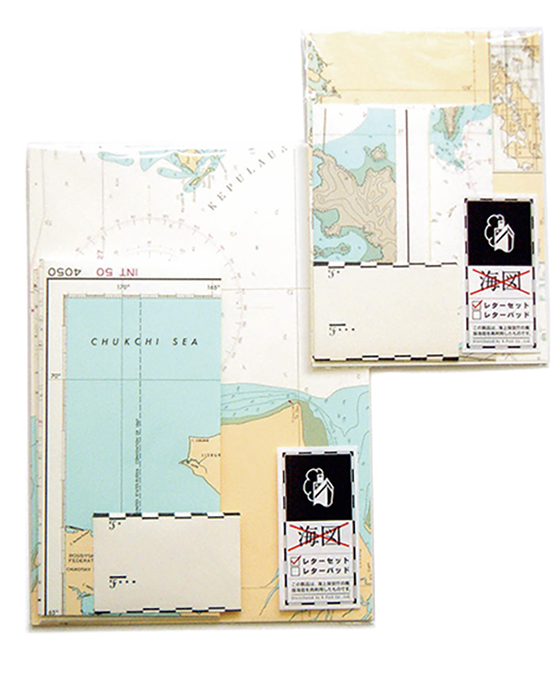 わずかな地形の変化で作り変えられる海図。廃版となった本物の海図を文具に再利用する。『海図レターセット』（550円～）（撮影／菅井淳子）
