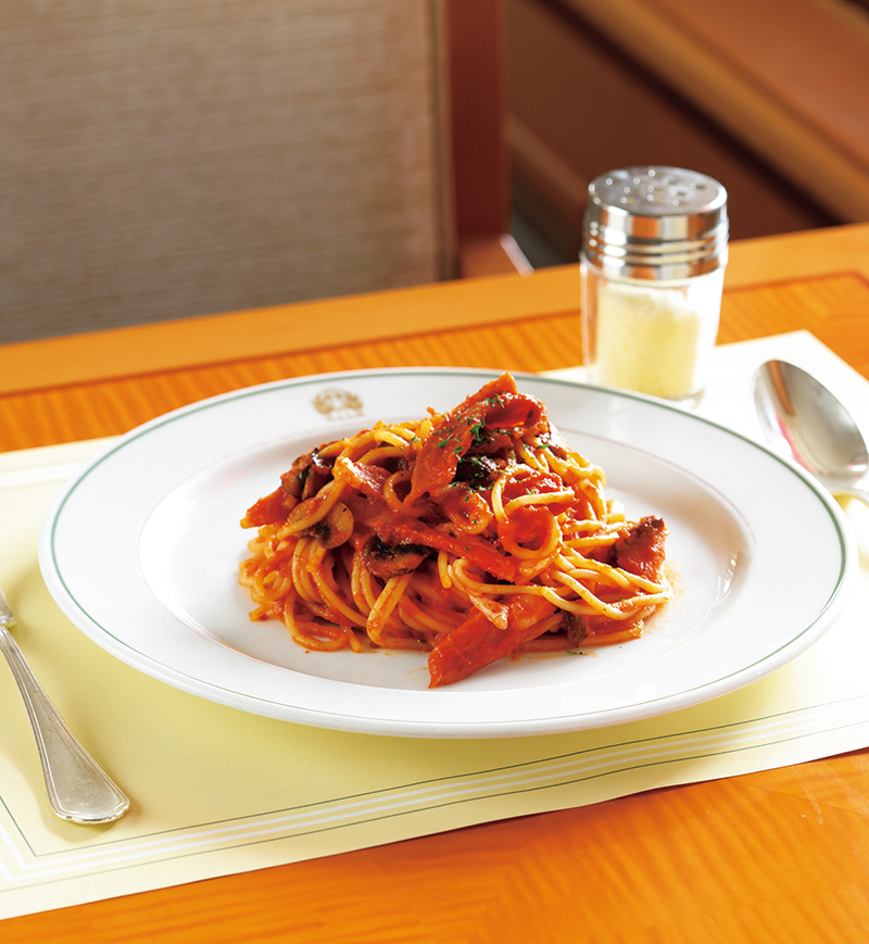 『スパゲッティ ナポリタン』（2340円）は、当時からケチャップは一切使っていない。フレッシュなトマトをソースにし、厚切りのハムとマッシュルームだけのシンプルな具材で仕上げている（撮影／菅井淳子）