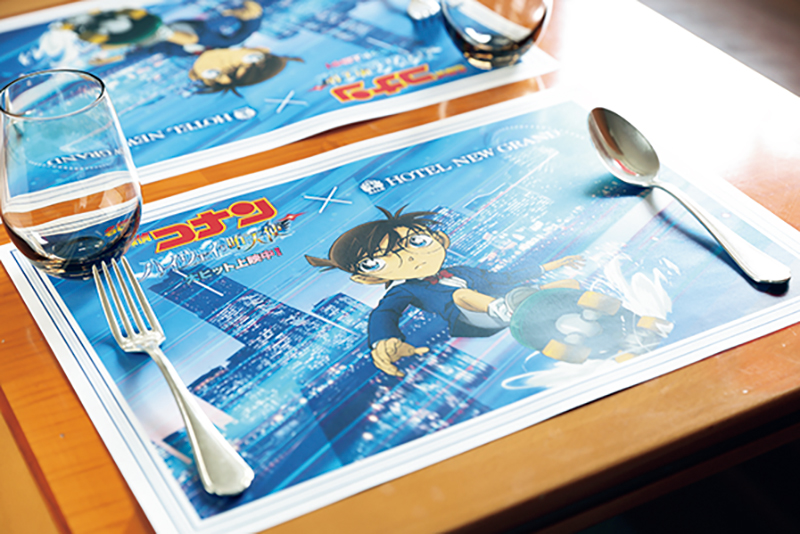劇場版公開を記念して、この時期だけ特別なコナンのテーブルセッティングに！（撮影／菅井淳子）（C）2026 青山剛昌／名探偵コナン製作委員会
