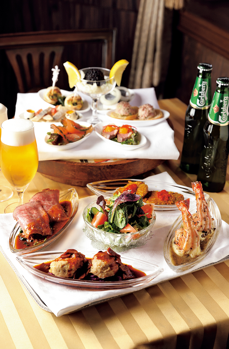 圧巻の『スモーガスボード』（9800円／1名。別途サービス料10%）は2名から注文可能。前菜7種、魚・肉料理5種、デンマークチーズ2種など。締め加減が絶妙なニシンの酢漬けは絶品！ 仔牛と豚肉の肉団子は生クリームたっぷりでふわふわ（撮影／菅井淳子）