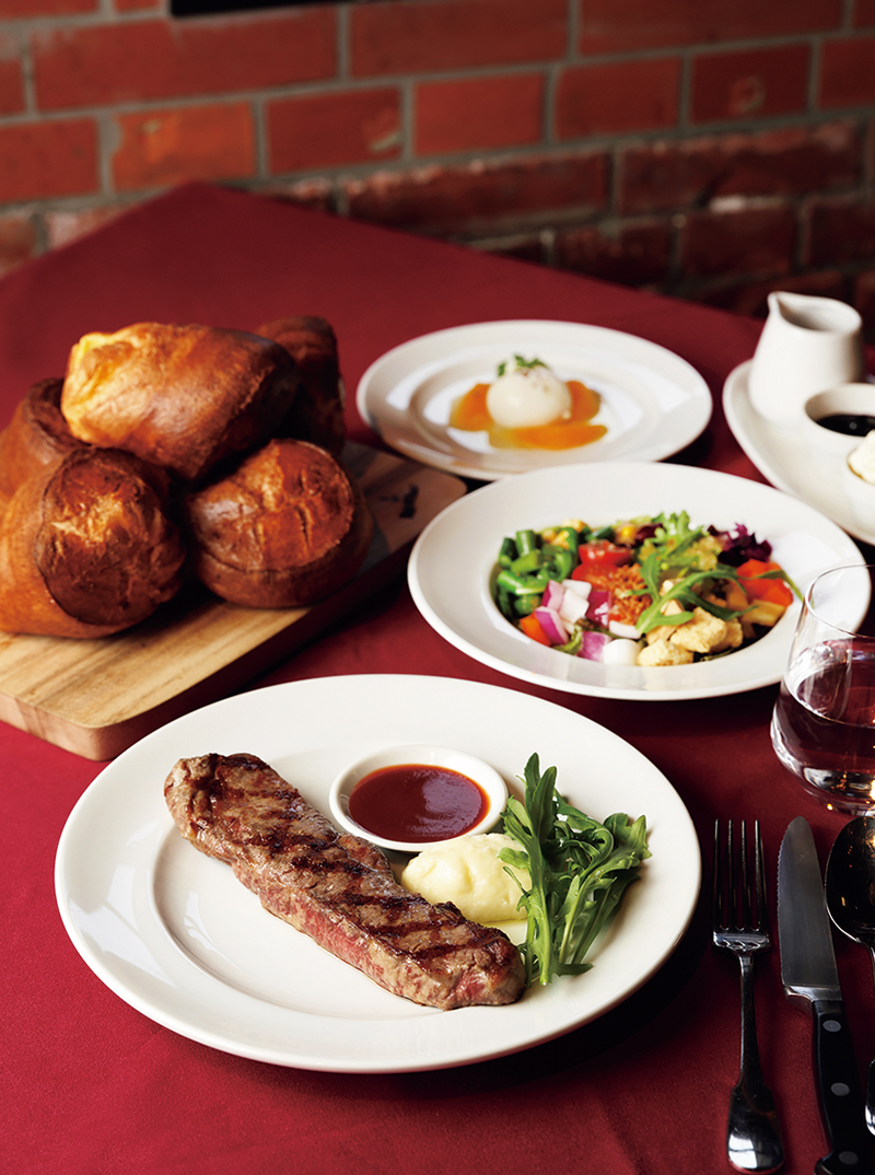 パンの一種であるサクサク食感のポップオーバーはおかわり自由。スープかサラダが選べ、メインは肉厚な牛ロースステーキ。事前予約で、プラス800円でブラータチーズと季節のフルーツを追加できる（撮影／菅井淳子）