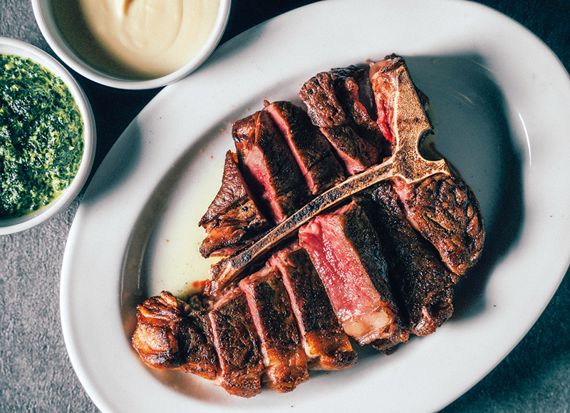 ディナーは最上級の『USプライムビーフ Tボーンステーキ』で贅沢に（2名／2万5000円。別途サービス料10％）（提供写真）