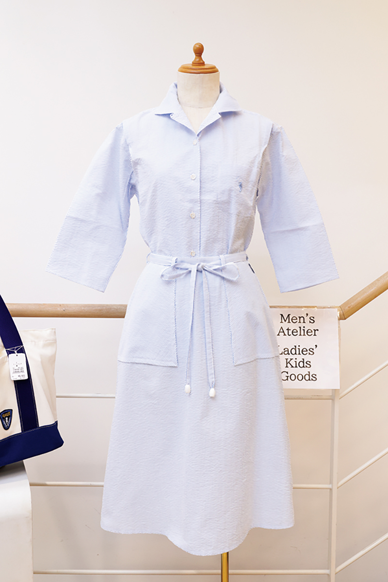 七分袖の『ロールアップスリーブ』（1万6500円）と、上品な『ひも巻きスカート』（2万5300円）は、これぞハマトラな組み合わせ！（撮影／菅井淳子）