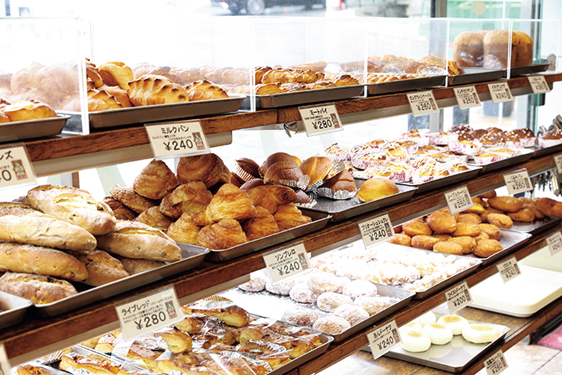 おいしそうなパンがずらりと並ぶ店内（撮影／菅井淳子）