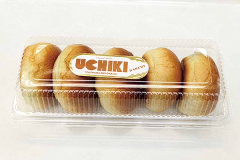 春は小ぶりで食べやすい『桜あんパン』（5個入り／520円）が田辺さんのお気に入り（撮影／菅井淳子）