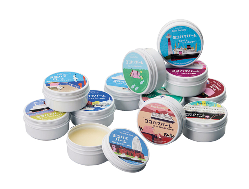 「手、顔、髪にも使えて万能！ ずっと愛用しています。化粧水よりも先に塗ると肌が蘇るよう」（田辺さん）。『ヨコハマバーム』（各1320円）（撮影／菅井淳子）