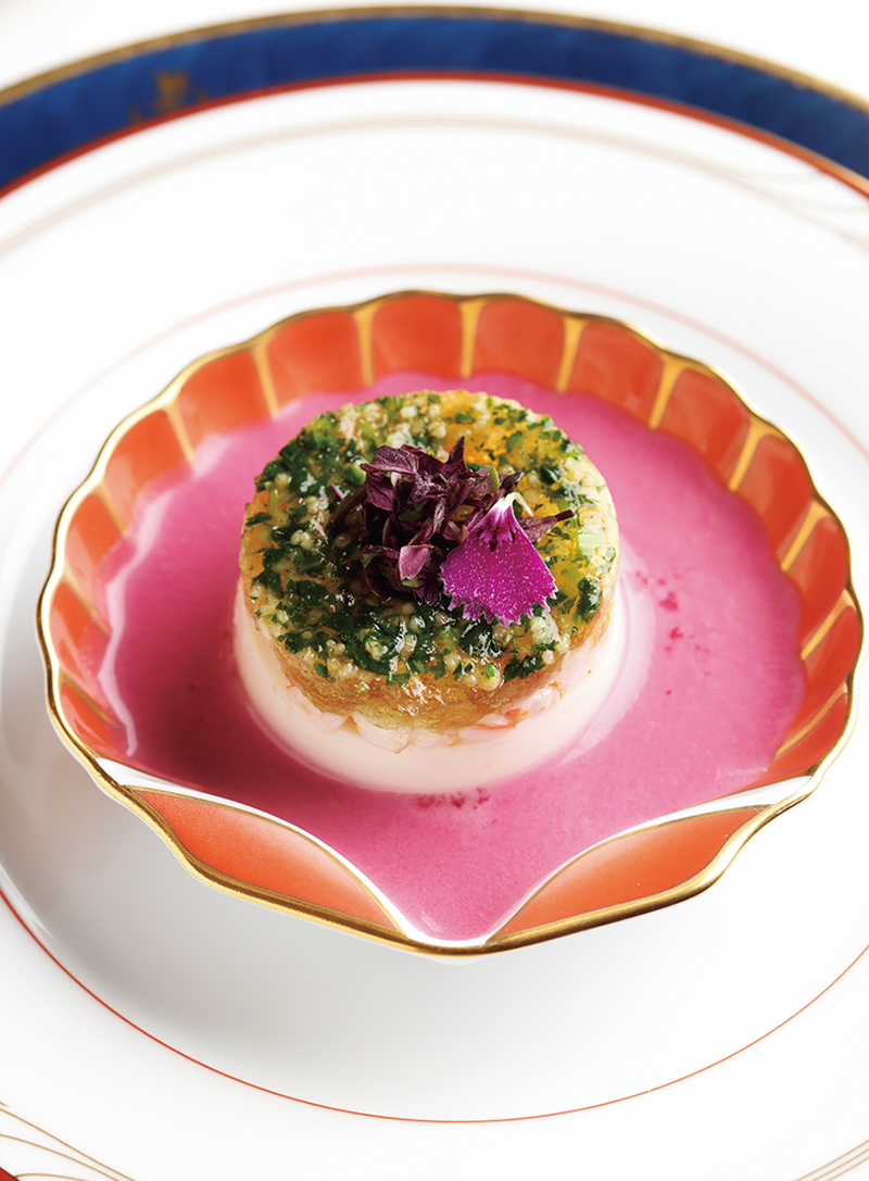 冷菜のブランマンジェは霧笛楼のスペシャリテ。えびとウニのタルタルを贅沢にたっぷりとのせ、春色の紅くるり大根のピューレと春菊のディップを添えて（撮影／菅井淳子）