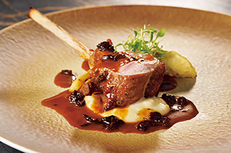 『乳飲み仔牛のロースト ルートセルフィーユ モリーユソース』は、柔らかくミルキーな仔牛を牛脂とバターで香ばしく焼きあげた逸品。旬のホワイトアスパラを合わせて。『ディナーCコース』（1万8700円／サービス料込）（提供写真）