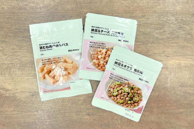 たんぱく質が補給できる「素材の栄養おやつ」3種。左から、「鶏むね肉のカルパス」、「納豆＆チーズ えび風味」、「納豆＆オクラ 梅風味」各290円（税込）