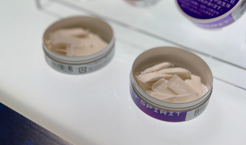 「ノルディックスピリット」のパウチは清潔感のある白。容器を開けるとフレーバーが香る