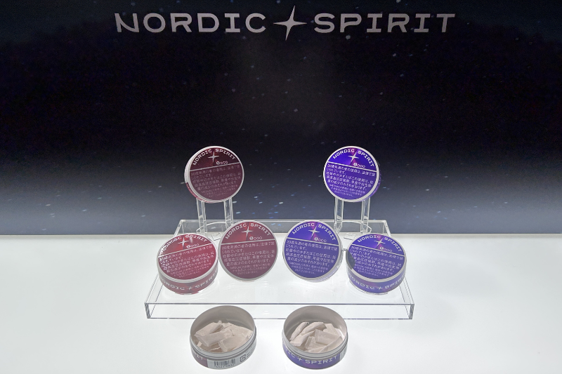 「ノルディックスピリット・コーラフィズ・ミディアム」（左）と「ノルディックスピリット・ベリーミックス・ミディアム」（右）どちらも1箱14パウチ入り