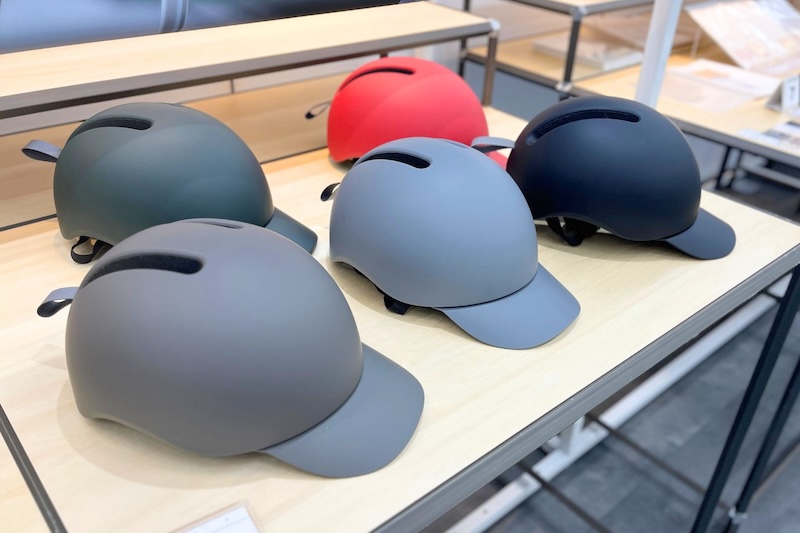 「風が抜ける 自転車ヘルメット」52～56cm対応（対象年齢7歳以上）、56～60cm対応（対象年齢10歳以上）の2タイプ。各4990円（税込）。カラーは、グレー、ブラウン、ダークグリーン、エンジ、黒の5色展開。