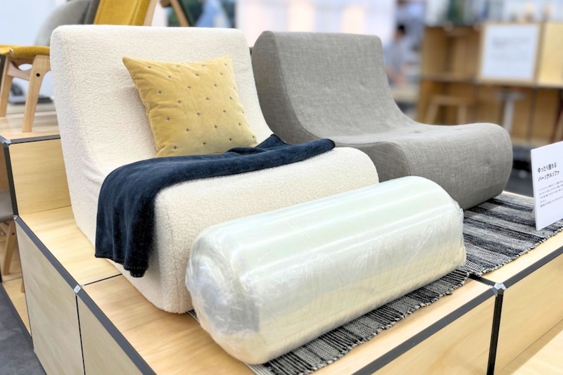 ゆったり座れるパーソナルソファ（1万7900円）。カバーは別売りで、手前のもこもこ素材と、奥のファブリック調と2種類ある（各7000円・税込）。ソファ前に置かれているのが、圧縮梱包されたもの