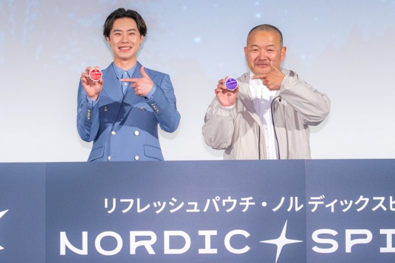 「JT RRP 新カテゴリ商品発表会」に登壇した俳優の戸塚純貴と映像ディレクターの大根仁さん