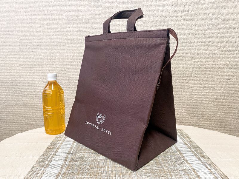 縦35×横30×マチ23cm。500mlのペットボトルと並べると、このくらいのサイズ感です（以下同）。小ぶりなホールケーキなら入ってしまうくらいけっこう大きいです