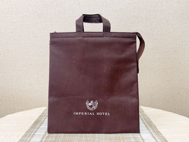 帝国ホテルの「オリジナル保冷バッグ」（490円・税込、Lサイズ）。Mサイズ（440円・税込）もあり
