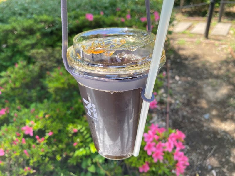 カップにストローを挿したままだと意外と持ち歩きづらい。そんな悩みに寄り添った設計です