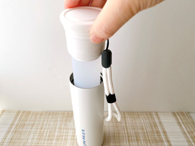 使わない時はホルダーへ。冷たさをキープできるのが便利