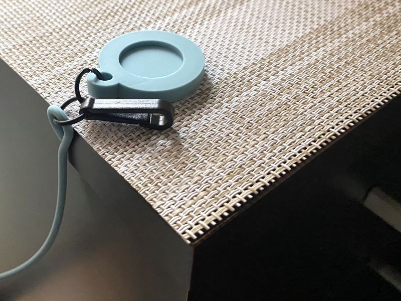 くぼみがある面を上にして、テーブルの端に置きます